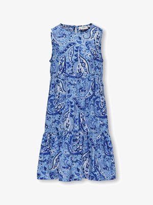 Mouwloze blauwe jurk met een aangesloten lijfje en uitlopende rok, met een totaalpatroon van donker- en lichtblauwe paisley.