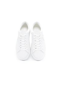 Zapatillas deportivas blancas hechas de cuero liso con punta redondeada, cordones planos y un logo en el lateral. Diseño minimalista sin patrones.