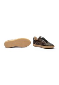 Zapatillas con un upper de estampado de leopardo, cordones negros y una suela de goma color beige. Presentan detalles metálicos y perforaciones en los laterales.