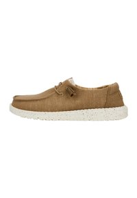 Scarpa in tessuto marrone con profilo basso, punta rotonda e suola maculata bianca. Presenta passanti per lacci e una foderatura interna a fantasia.