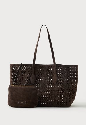 Sac fourre-tout marron foncé perforé avec de longues anses et une petite pochette zippée en daim assortie attachée à l'intérieur.