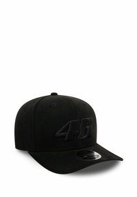 Schwarze Baseballmütze mit gebogenem Schirm, auf der Vorderseite mit einem geprägten "46"-Logo. Hergestellt aus glattem Synthesematerial.