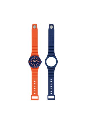 To silikone armbåndsure lagt fladt: et orange med blåt urskive, der viser tiden, og et blåt med tomt urhus. Begge har metal knapper på remmene.