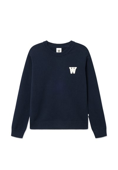 Pull en maille bleu marine avec un col rond, des poignets et un ourlet côtelés, arborant un logo blanc en forme de lettre "W" sur le côté gauche de la poitrine.