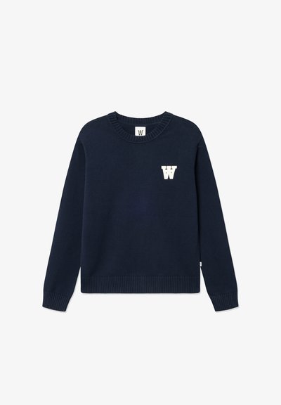 Pull en maille bleu marine avec un col rond, des poignets et un ourlet côtelés, arborant un logo blanc en forme de lettre "W" sur le côté gauche de la poitrine.