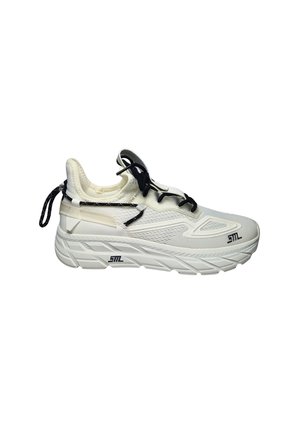Scarpa da ginnastica bianca con lacci neri e linguetta, tomaia in mesh e suola spessa e decorata, vista laterale su sfondo bianco.