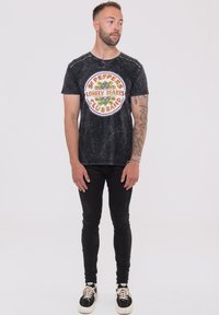Paradiso Clothing THE BEATLES SGT PEPPER DRUM BAND SNOW WASH - Print T-shirt - black