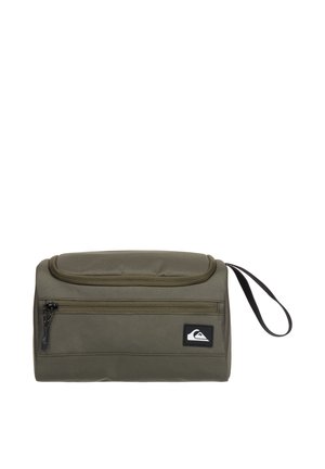 Rechthoekige olijfgroene toilettas met een voorvak met ritssluiting, Quiksilver-logo en een zwarte polsband aan de rechterkant.