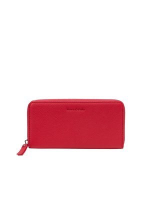 Czerwony skórzany portfel na zamek błyskawiczny wokół, z teksturowaną powierzchnią i małym tłoczonym logo "Marc O'Polo" na środku z przodu.