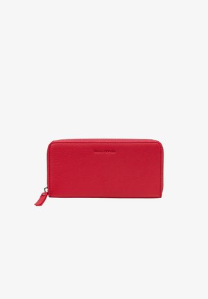 Portefeuille en cuir rouge avec fermeture éclair tout autour, surface texturée et petit logo embossé « Marc O'Polo » au centre devant.