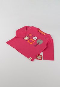 Rotes Langarm-T-Shirt aus Baumwolle, mit Tiergrafiken und einem Herzmuster. Enthält ein tierförmiges Stoffetikett in Form eines Bären.