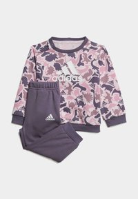 Ensemble assorti Adidas comprenant un haut à manches longues au motif camouflage rose et violet avec des accents gris, et un pantalon violet avec des détails de logo.