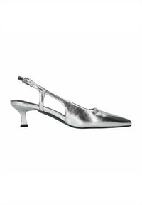 Zilveren metallische slingback schoen met een puntige neus, uitsnijdingen en een kleine kegelvormige hak. Gladde textuur met een verstelbare gespsluiting.