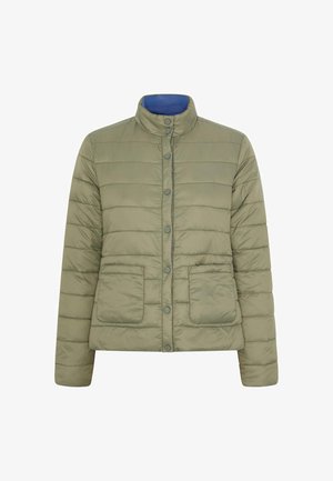 Ulljacka i olivgrön färg, med horisontell sömnad, ståkrage, fram-knappstängning och två påsydda fickor.