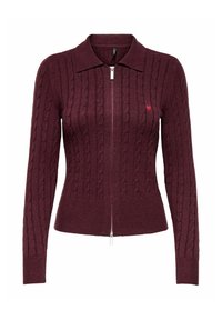 Burgundijas krāsas kabelītes adījuma krekls ar apkakli, pilna priekšpuses sudraba rāvējslēdzis, garās piedurknes, ribotās aproces un sarkana maza sirds izšuvums uz krūškurvja.