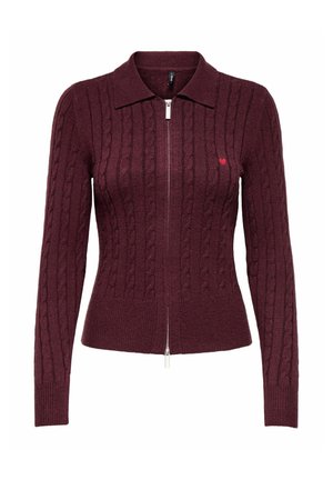 Bordeaux kabelgebreide cardigan met kraag, volledige zilveren rits aan de voorkant, lange mouwen, geribbelde manchetten en een klein rood hart geborduurd op de borst.