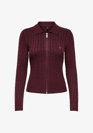 Bordeaux kabelgebreide cardigan met kraag, volledige zilveren rits aan de voorkant, lange mouwen, geribbelde manchetten en een klein rood hart geborduurd op de borst.