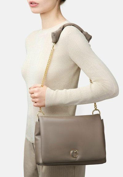 Borsa in pelle marrone con tracolla in catena dorata e manico morbido e imbottito. Presenta un logo prominente sulla parte anteriore.