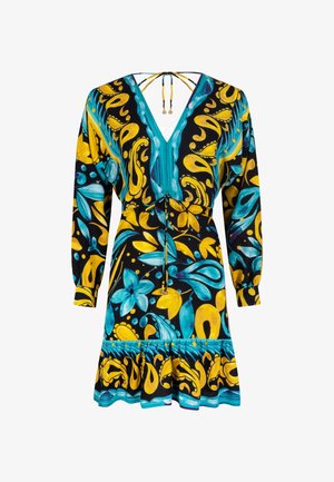 Sort kjole med blåt og gult blomstret og paisley mønster, V-hals, lange ærmer, snøre i taljen og flæse i bunden.