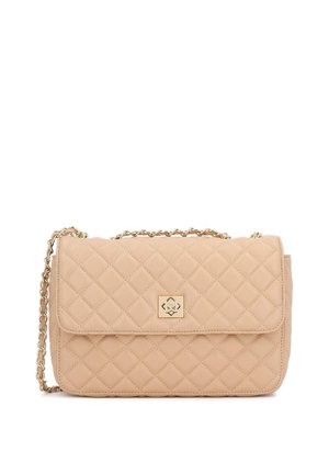 Prešívaná béžová kabelka so zlatým retiazkovým remienkom a obdĺžnikovým zapínaním. Hladká kožená textúra s diamantovým vzorom.