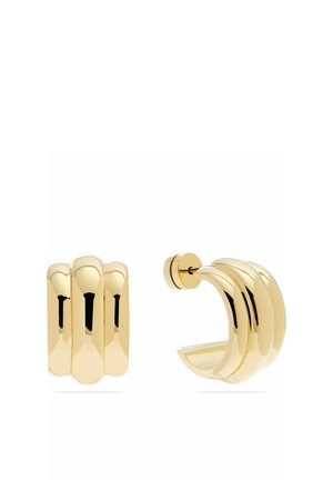 Boucles d'oreilles créoles en or épaisses avec un design à triple barre, l'une montrée de face et l'autre de côté avec une fermeture à poussoir.