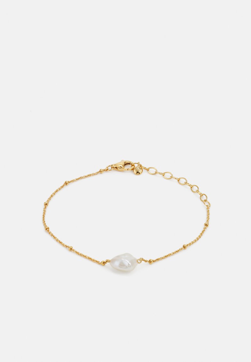 Goldene Kettenarmband mit einer einzelnen unregelmäßig geformten Süßwasserperle, einem Karabinerverschluss und zarten Perlenakzenten.