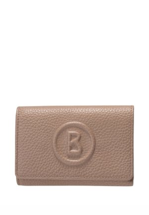 Beige tekstureret læderpung med præget cirkulært "B" logo på frontklappen, rektangulær form og syede kanter.