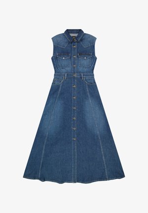 Vestido azul de mezclilla sin mangas con cierre de botones en la parte delantera, cuello, dos bolsillos con solapa en el pecho y falda midi acampanada.