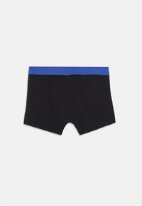 Boxer-briefs noirs en tissu doux, avec une taille élastique bleue. Le design comprend des coutures piquées et une coupe classique avec une longueur mi-cuisse.