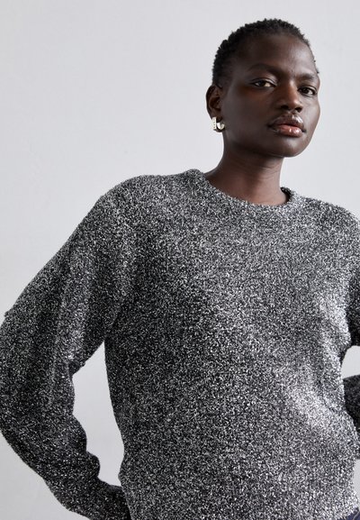 Metallic sort sweater med struktureret finish, rund halsudskæring og lange ærmer, med en løs pasform og en let skinnende overflade.