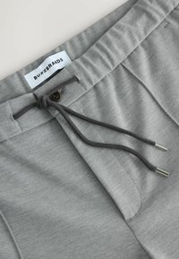 Unselected, light grey