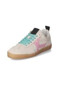 Suède sneaker in licht beige met teal veters en roze accenten. Heeft een zwart label op de tong en een gum rubberen zool voor grip.