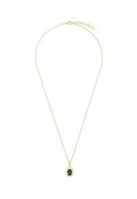 Collar de tono dorado con un colgante ovalado negro rodeado de un adorno en forma de flor de pequeñas piedras blancas, todo en una delicada cadena.