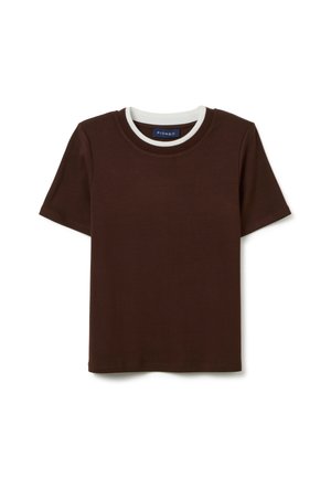 Camiseta de manga corta marrón hecha de algodón suave, con un cuello redondo blanco en contraste. Diseño simple y limpio, sin patrones ni logotipos visibles.