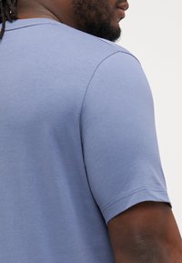 Calvin Klein HERO LOGO COMFORT - Μπλουζάκι με στάμπα - grisaille