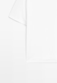 T-shirt bianco a maniche corte realizzato in un morbido tessuto misto cotone. Presenta un collo rotondo e una vestibilità comoda. Nessun motivo o dettaglio aggiuntivo.