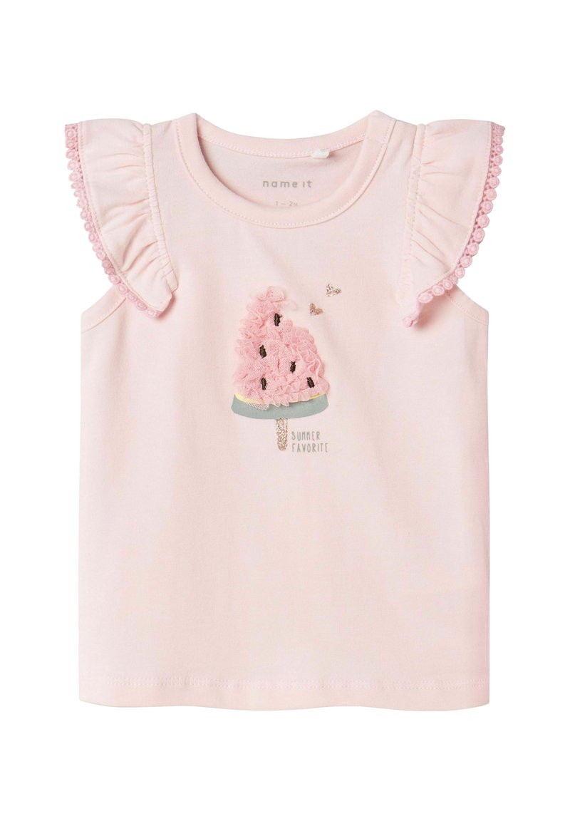 Jasnoróżowy bezrękawnik z bawełny z falbankami na ramionach, haftowanym wzorem lodów i napisem „Letni ulubieniec” poniżej.