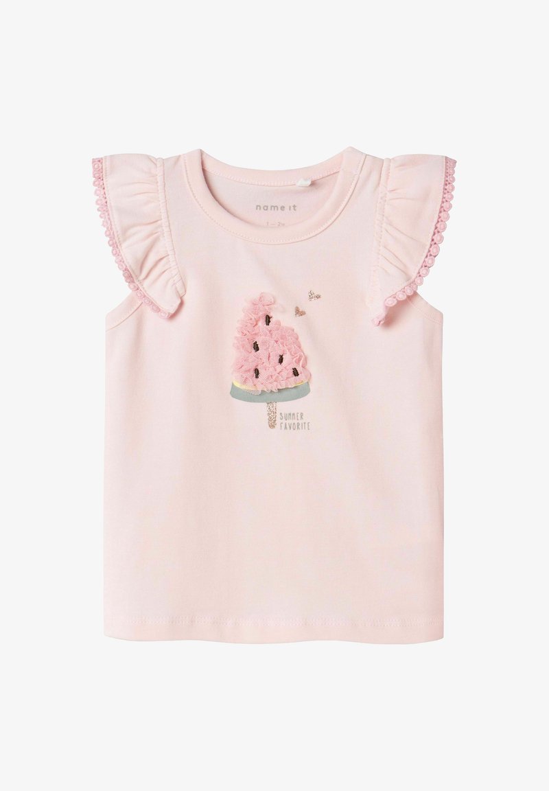 Jasnoróżowy bezrękawnik z bawełny z falbankami na ramionach, haftowanym wzorem lodów i napisem „Letni ulubieniec” poniżej.