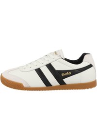 Sneakers bianchi in pelle con strisce nere, logo dorato e suola in gomma testurizzata. Design con lacci, finitura liscia e colletto imbottito.