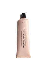 Roze tube van Electrogel Cleanser met een zwarte geribbelde dop en vetgedrukte zwarte tekst. Stevige textuur met een minimalistisch design.