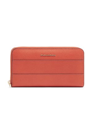 Portafoglio rettangolare in pelle arancione strutturata con zip su tutti i lati, cuciture orizzontali e piccolo logo dorato "Piquadro" al centro in alto.