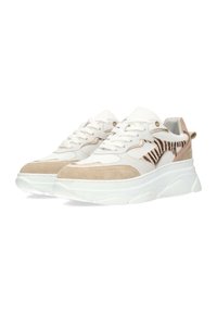 Zapatillas con una parte superior de malla blanca, acentos de ante crema y un diseño a rayas en el lateral, que cuentan con una suela de goma blanca gruesa.