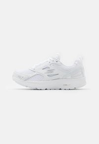 Baskets de sport blanches avec une tige en mesh, semelle en caoutchouc, design texturé et accents réfléchissants. Présentent un talon rembourré et une construction légère.
