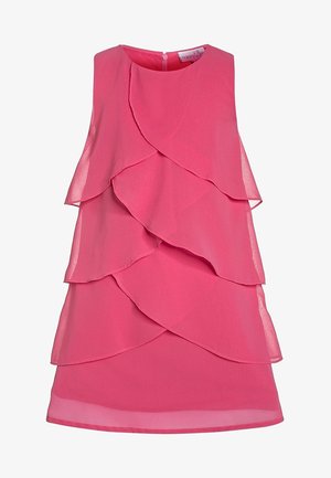 Robe sans manches rose avec des volants superposés, fabriquée en tissu léger. Présente un col rond et une fermeture éclair dans le dos.