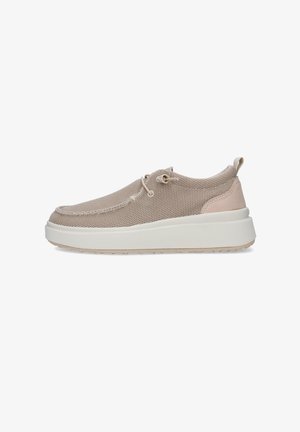 Sneaker in mesh beige chiaro con suola bianca spessa, cuciture in stile mocassino e linguetta sul tallone, mostrata in profilo destro.