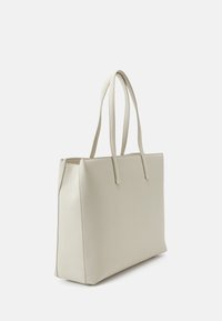 Borsa a spalla color crema con texture liscia, manici allungati, forma rettangolare e design minimalista. Senza hardware o accenti visibili.