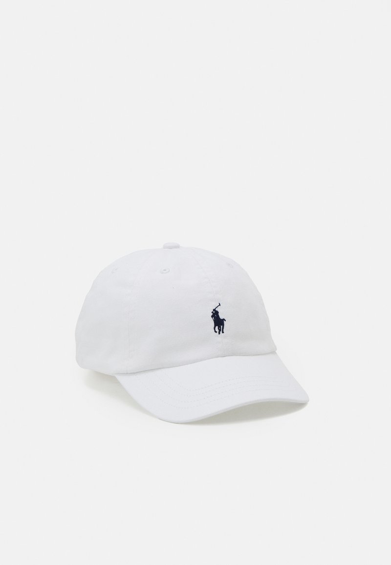 Witte katoenen baseballcap met een gebogen klep, voorzien van een klein marineblauw geborduurd polo-logo aan de voorkant. Glad textuur en verstelbare strap.
