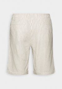 Shorts en lin beige avec des fines rayures marron, dotés d'une taille élastique et d'un ourlet replié. Comprend deux poches arrière.