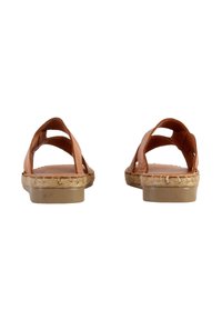 Braune Ledersandalen mit flacher Sohle, offenem Fersenbereich und seitlichen Ausschnitten. Jute-Details entlang der Kante verleihen Textur. Einfaches, minimalistisches Design.