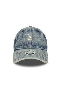 Denim baseball kapa, izblijedjela plava s teksturiranim završetkom, sadrži izvezeni logo "LA" u bijeloj boji. Podesivi remen na stražnjoj strani.